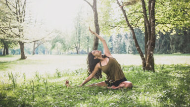 Körper und Geist in Einklang bringen: Yoga und die Jahreszeiten nach Ayurveda
