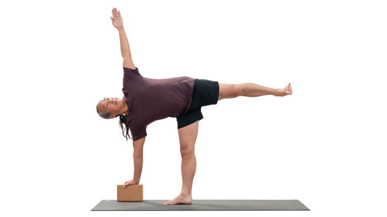 Pose of the Week Guide: Revolved Half Moon/Parivrtta Ardha Chandrasana -  Oxygen Yoga Fitness