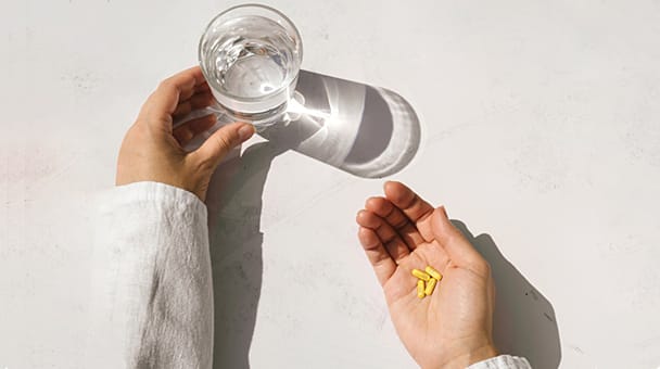 Igni Woman Pills With Water 608x340