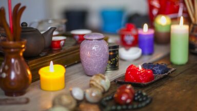 Altar espiritual: qué es y cómo crear el tuyo en casa