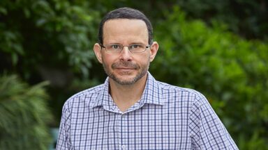 Anthony William: El médico médium y su impacto en la salud