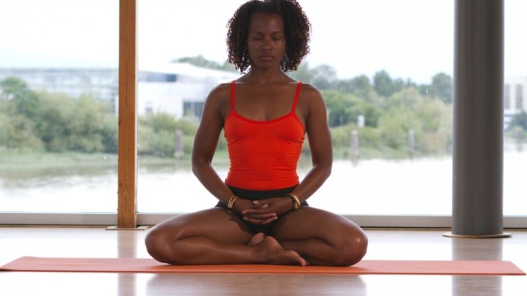 11 Sitting Yoga Poses to Improve Posture | Decathlon