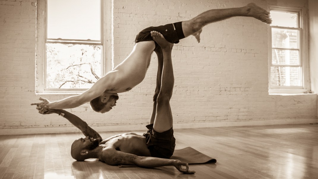 Yogi Couple Practice Couple Young Sporty Peoplepracticing Acrobatic Yoga  Lesson With Partner Man And Woman In