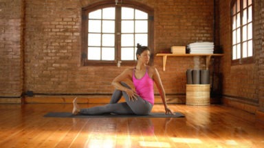 Posturas de yoga: Vakrasana o media torsión