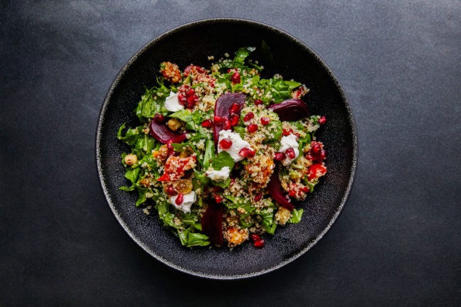 quinoa salad with beet root and spinach