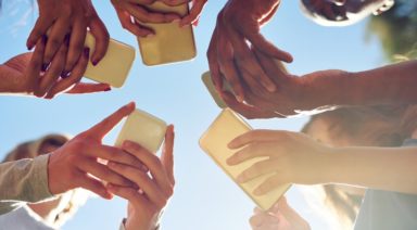 Investors Urge Apple To Curb Childhood Social Media Addiction