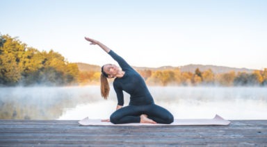 Yoga im Herbst: Eine Einladung zum Loslassen