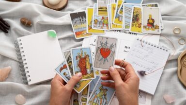 Qué es el Tarot terapéutico y cómo se diferencia del predictivo